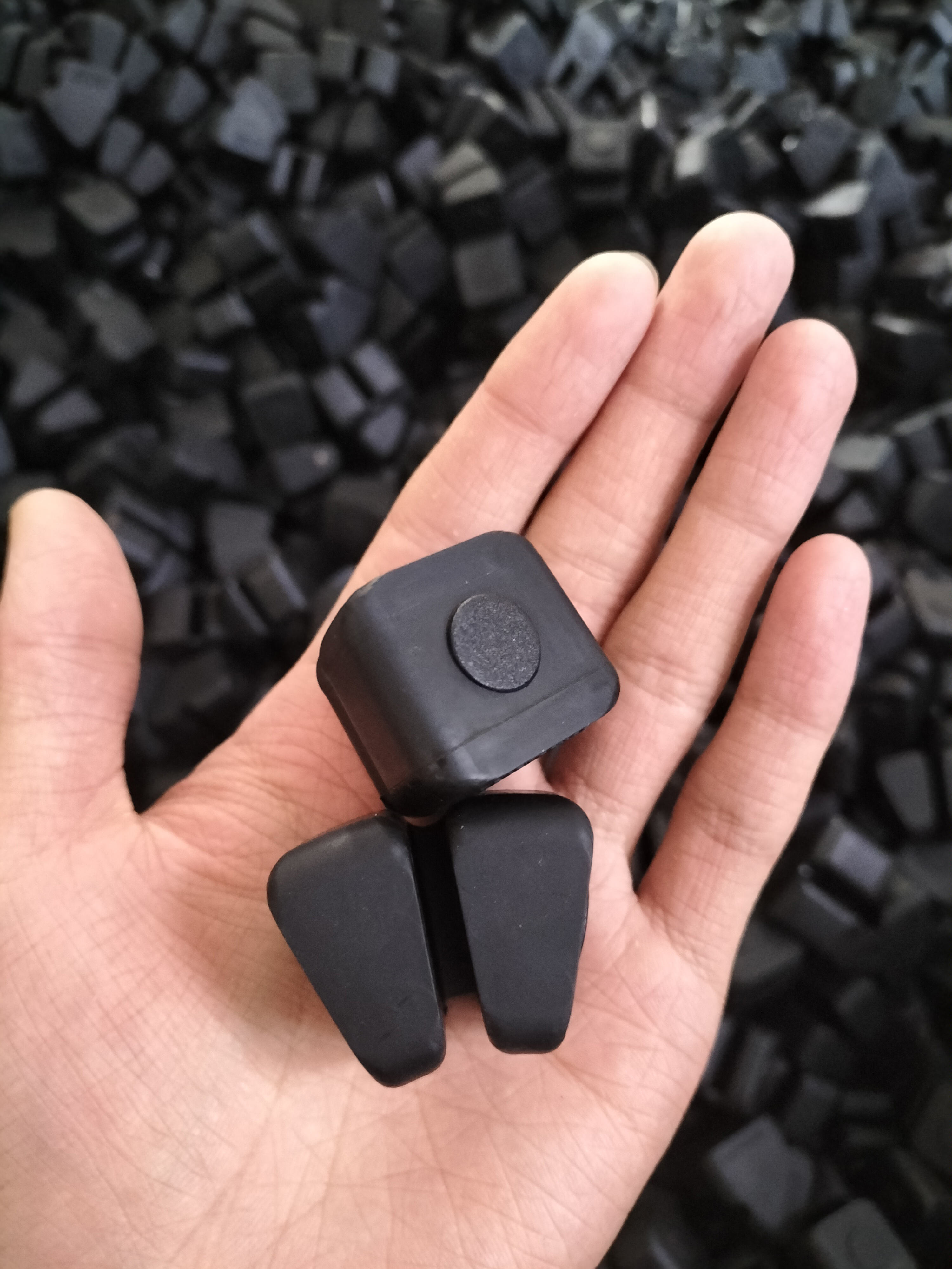 Possiamo personalizzare prodotti vari in gomma NBR di qualsiasi modello e dimensione, Blocco elastico ammortizzatore moto